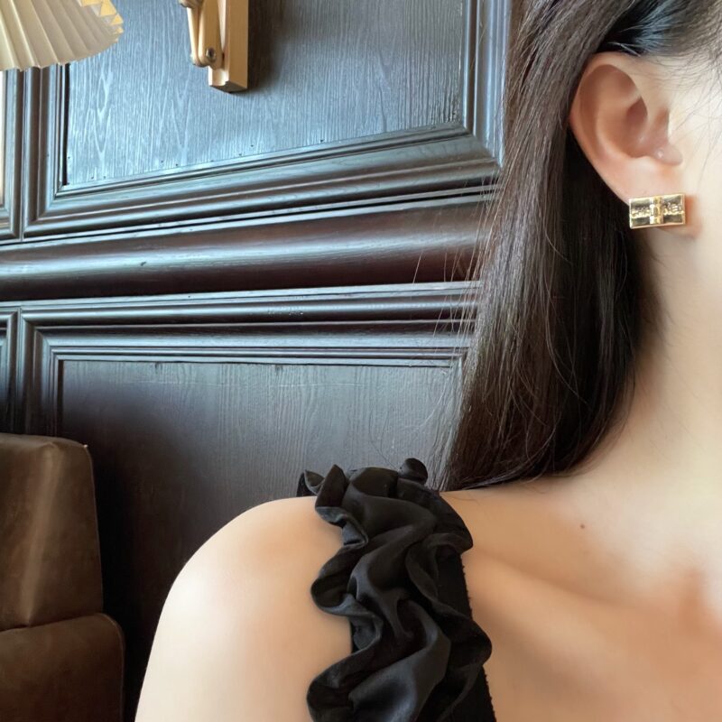 ☑️CHANEL香奈儿方形金色耳钉耳环 - Image 5