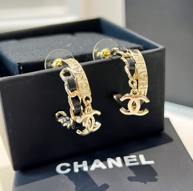 ☑️CHANEL香奈儿c2双c黑皮绳字母耳钉耳环 - Image 7