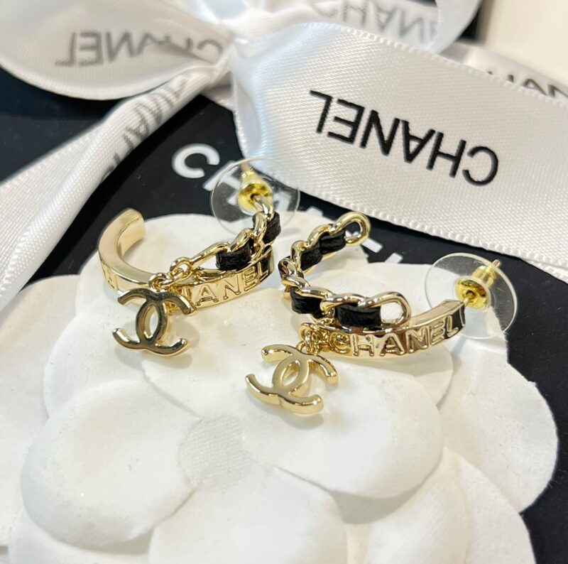 ☑️CHANEL香奈儿c2双c黑皮绳字母耳钉耳环 - Image 2