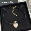 ☑️CHANEL香奈儿满钻桃心双c黑皮绳项链
