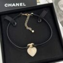 ☑️CHANEL香奈儿满钻桃心双c黑皮绳项链