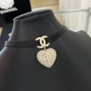 ☑️CHANEL香奈儿满钻桃心双c黑皮绳项链