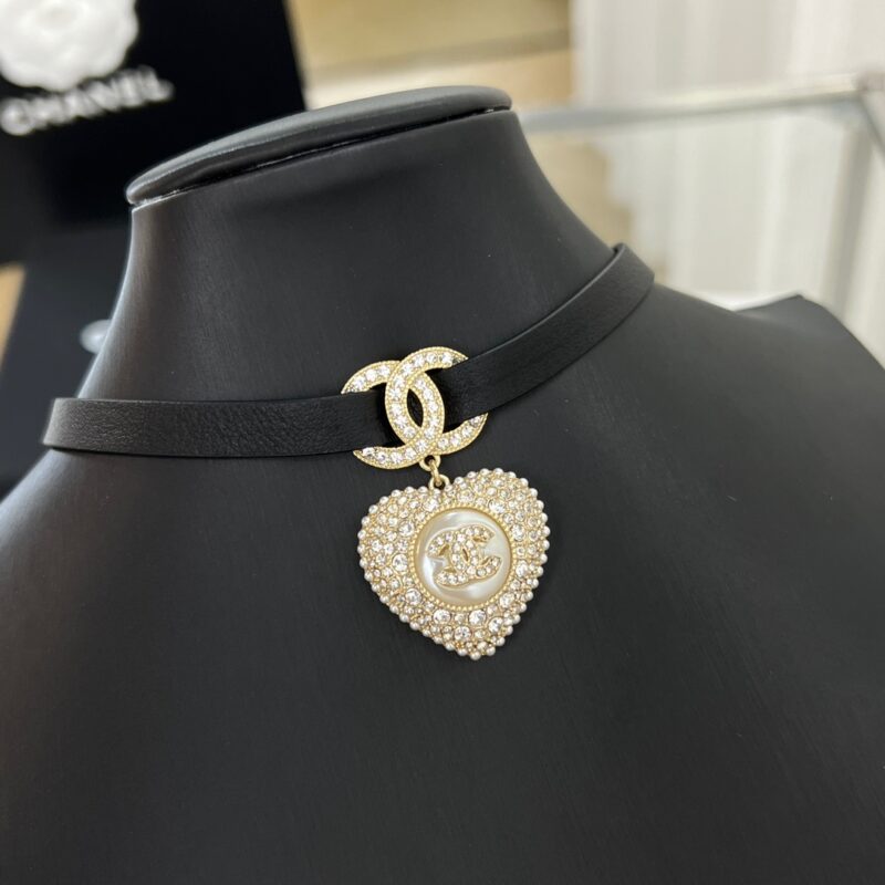 ☑️CHANEL香奈儿满钻桃心双c黑皮绳项链 - Image 7