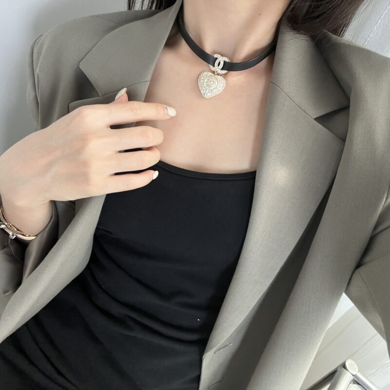 ☑️CHANEL香奈儿满钻桃心双c黑皮绳项链 - Image 5