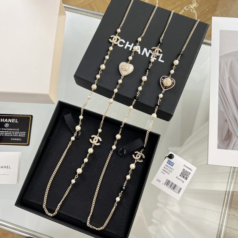 ☑️CHANEL香奈儿双c桃心黑白钻毛衣链项链 - Image 4