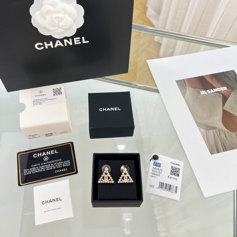 ☑️CHANEL香奈儿c1双c三角形满钻耳钉耳环 - Image 3