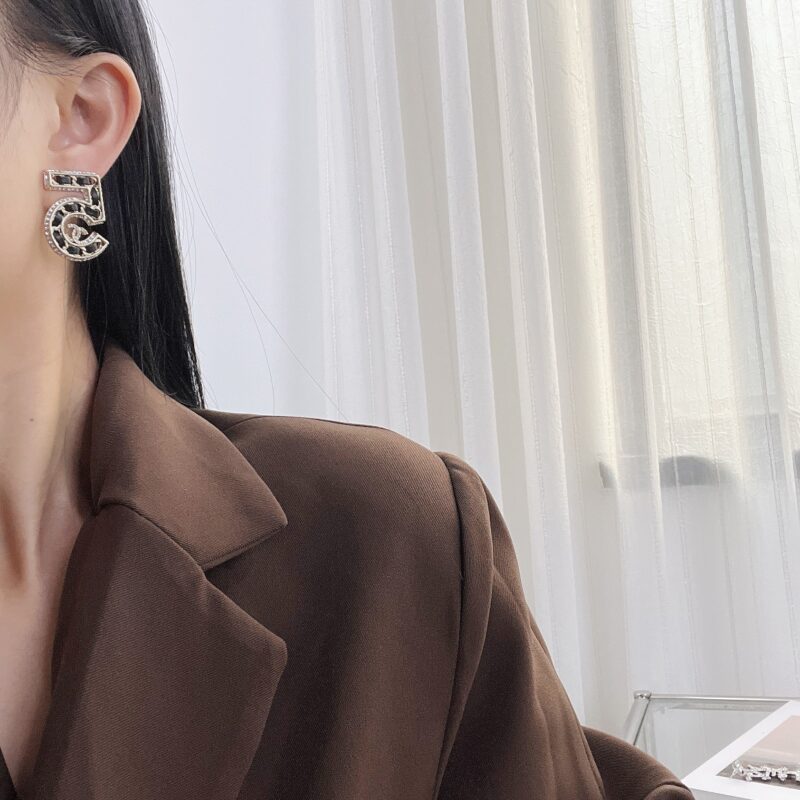 ☑️CHANEL香奈儿双c黑皮绳5字耳环耳钉 - Image 4