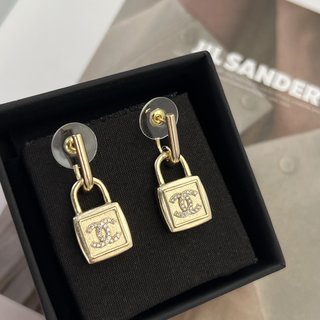 ☑️CHANEL香奈儿金色双c锁头耳钉耳环