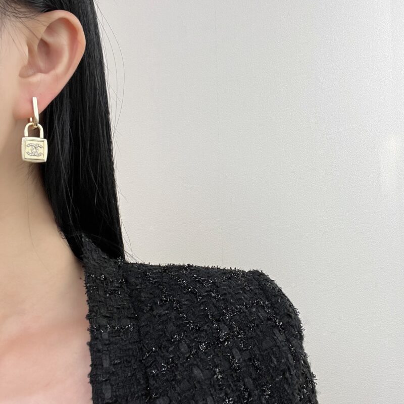 ☑️CHANEL香奈儿金色双c锁头耳钉耳环 - Image 7