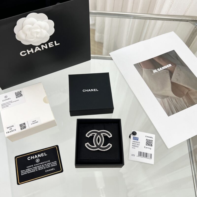 ☑️CHANEL香奈儿双c黑皮满钻胸针 - Image 3