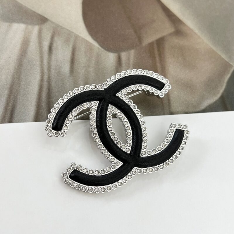 ☑️CHANEL香奈儿双c黑皮满钻胸针 - Image 8