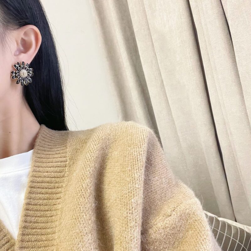 ☑️CHANEL香奈儿c1双c黑色茶花耳钉耳环 - Image 4