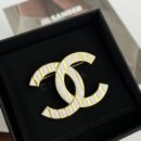 ☑️CHANEL香奈儿双c白色条纹胸针
