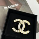 ☑️CHANEL香奈儿双c白色条纹胸针