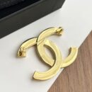 ☑️CHANEL香奈儿双c白色条纹胸针