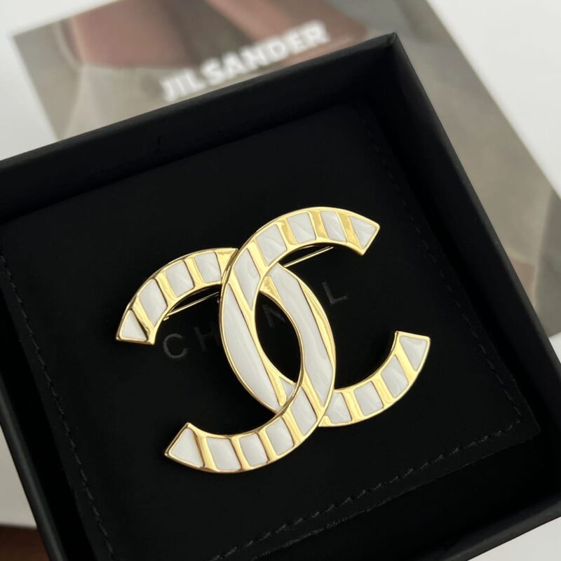 ☑️CHANEL香奈儿双c白色条纹胸针