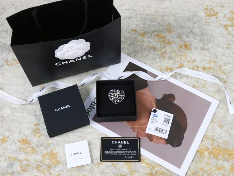 ☑️CHANEL香奈儿双c编辑毛线爱心桃心胸针 - Image 3