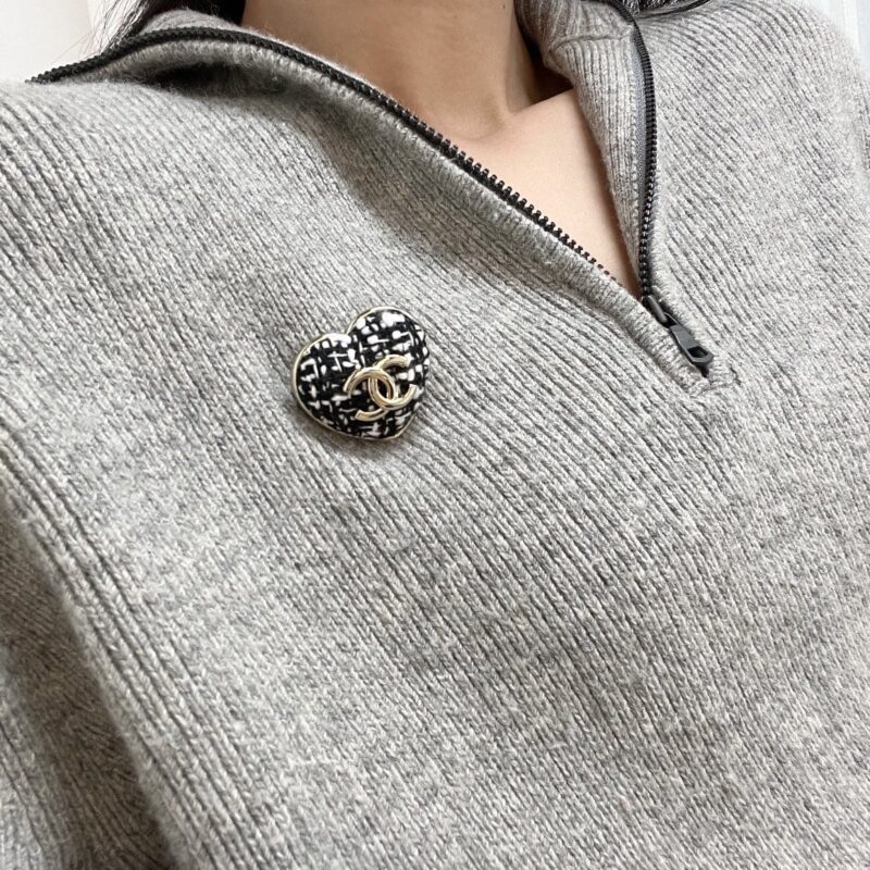 ☑️CHANEL香奈儿双c编辑毛线爱心桃心胸针 - Image 5