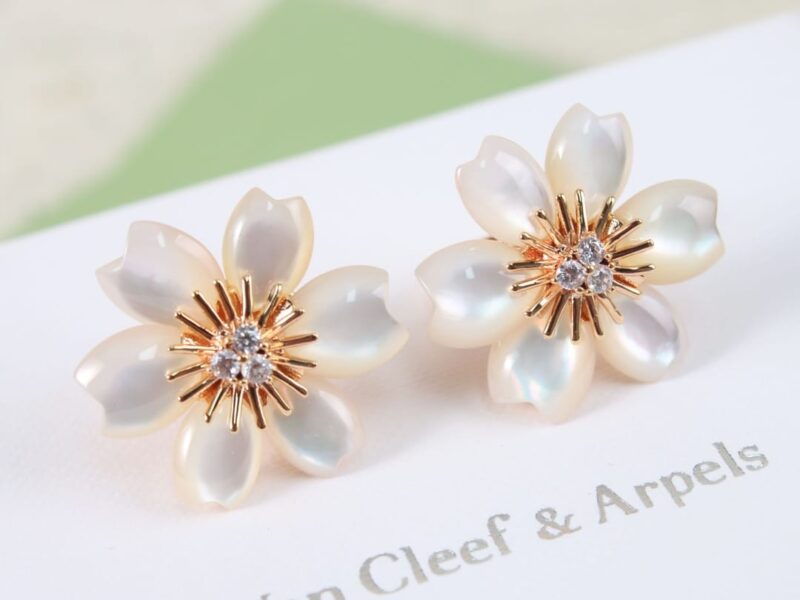 Van Cleef &Arpels 梵克雅宝Rose de Noel白贝母花耳拍耳钉 - Image 2
