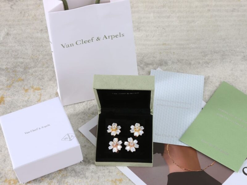 Van Cleef &Arpels 梵克雅宝Rose de Noel白贝母花耳拍耳钉 - Image 3