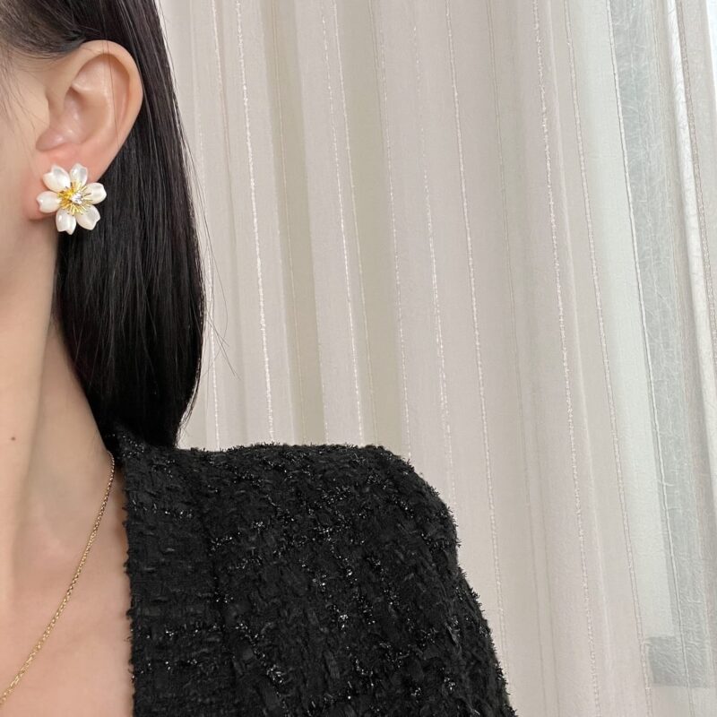 Van Cleef &Arpels 梵克雅宝Rose de Noel白贝母花耳拍耳钉 - Image 5
