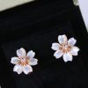 wsxc1676809489516_4.jpg Van Cleef &Arpels 梵克雅宝Rose de Noel白贝母花耳拍耳钉