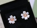 Van Cleef &Arpels 梵克雅宝Rose de Noel白贝母花耳拍耳钉