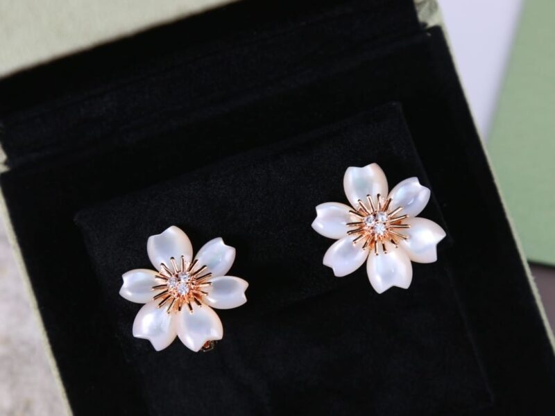 Van Cleef &Arpels 梵克雅宝Rose de Noel白贝母花耳拍耳钉 - Image 6