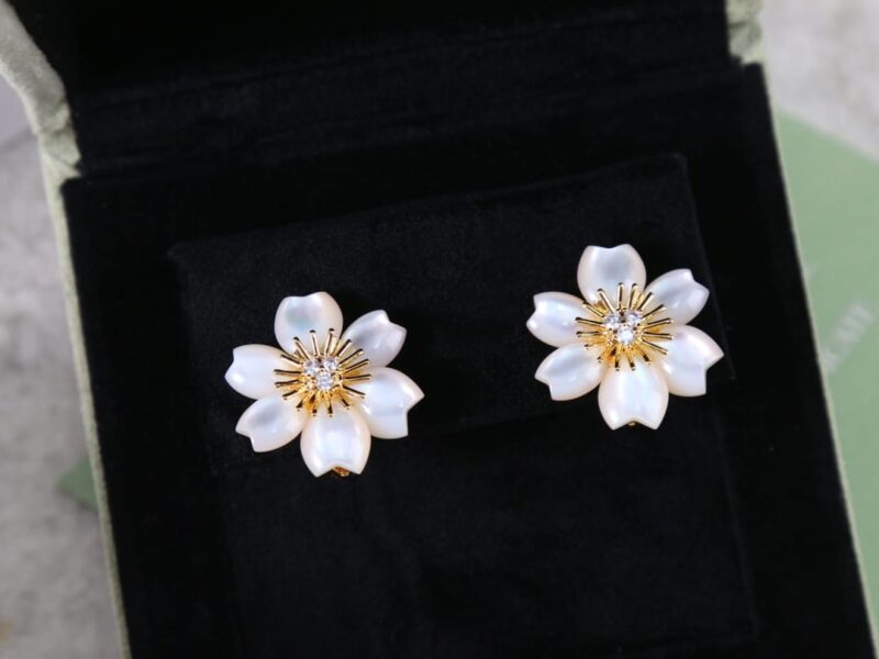 Van Cleef &Arpels 梵克雅宝Rose de Noel白贝母花耳拍耳钉 - Image 7