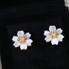 wsxc1676809489535_5.jpg Van Cleef &Arpels 梵克雅宝Rose de Noel白贝母花耳拍耳钉