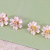 wsxc1676809489588_6.jpg Van Cleef &Arpels 梵克雅宝Rose de Noel白贝母花耳拍耳钉