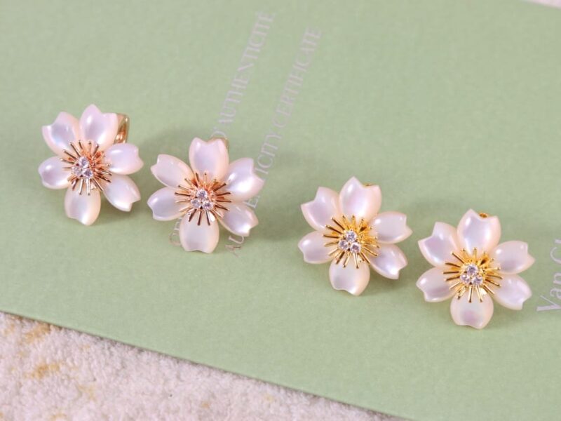 Van Cleef &Arpels 梵克雅宝Rose de Noel白贝母花耳拍耳钉 - Image 8