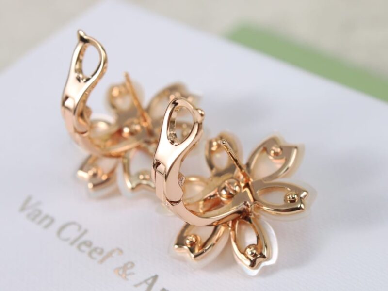 Van Cleef &Arpels 梵克雅宝Rose de Noel白贝母花耳拍耳钉 - Image 9