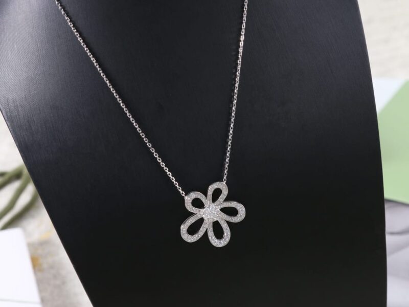 Van Cleef &Arpels 梵克雅宝Rose de Noel满钻花朵项链 耳拍耳钉 - Image 4