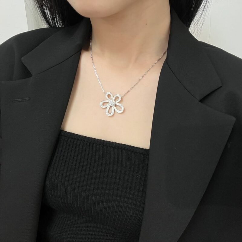 Van Cleef &Arpels 梵克雅宝Rose de Noel满钻花朵项链 耳拍耳钉 - Image 7
