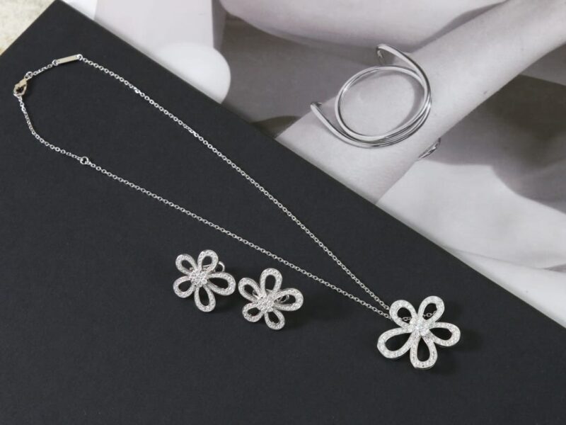 Van Cleef &Arpels 梵克雅宝Rose de Noel满钻花朵项链 耳拍耳钉 - Image 9