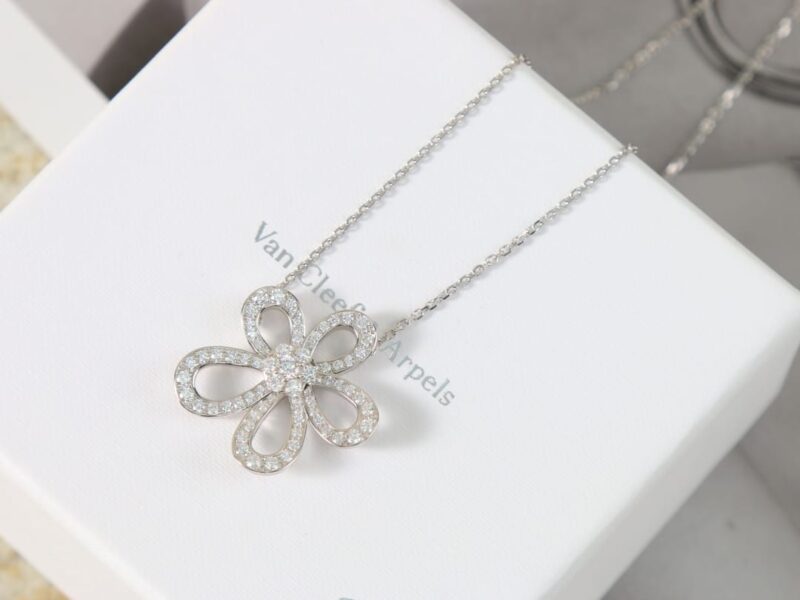 Van Cleef &Arpels 梵克雅宝Rose de Noel满钻花朵项链 耳拍耳钉 - Image 10