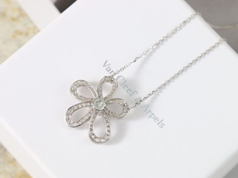 Van Cleef &Arpels 梵克雅宝Rose de Noel满钻花朵项链 耳拍耳钉 - Image 11
