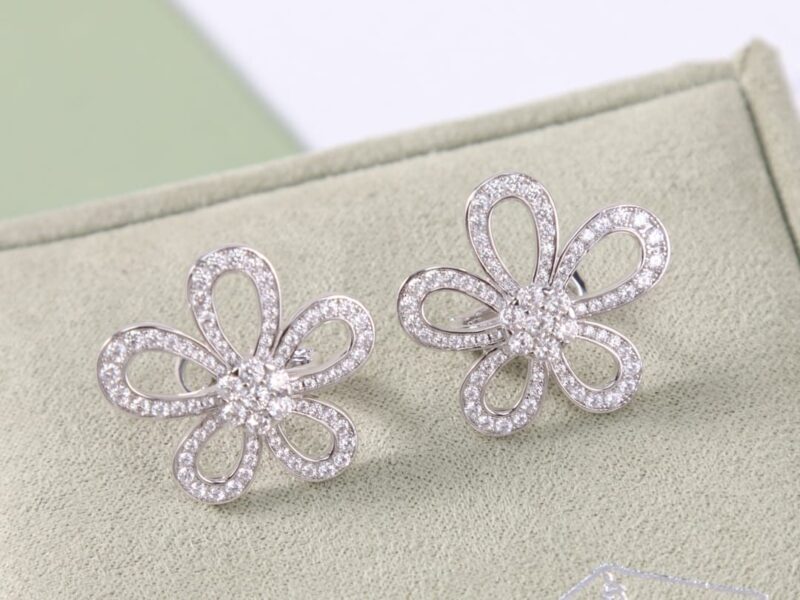 Van Cleef &Arpels 梵克雅宝Rose de Noel满钻花朵项链 耳拍耳钉 - Image 13