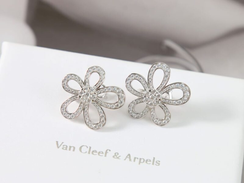 Van Cleef &Arpels 梵克雅宝Rose de Noel满钻花朵项链 耳拍耳钉 - Image 17
