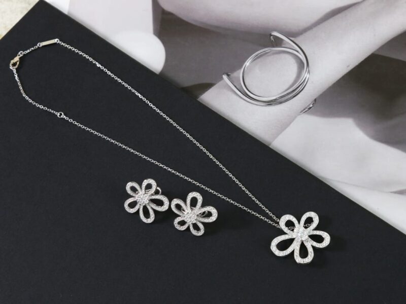 Van Cleef &Arpels 梵克雅宝Rose de Noel满钻花朵项链 耳拍耳钉 - Image 18