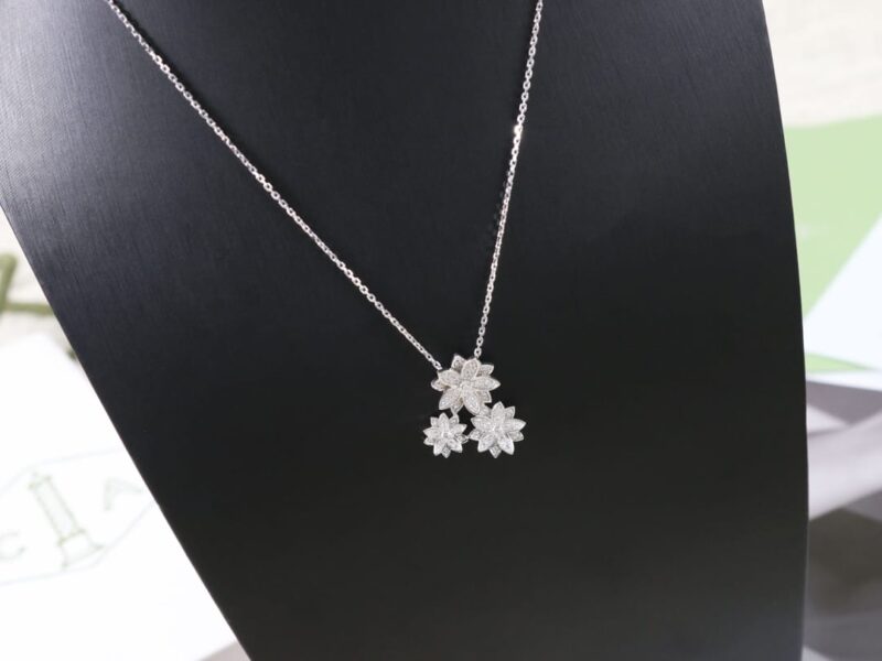 Van Cleef &Arpels 梵克雅宝莲花项链