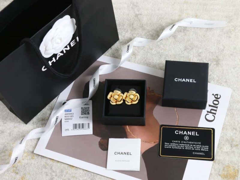 ☑️ 香奈儿中古系列c1金色山茶花耳钉耳环 - Image 3