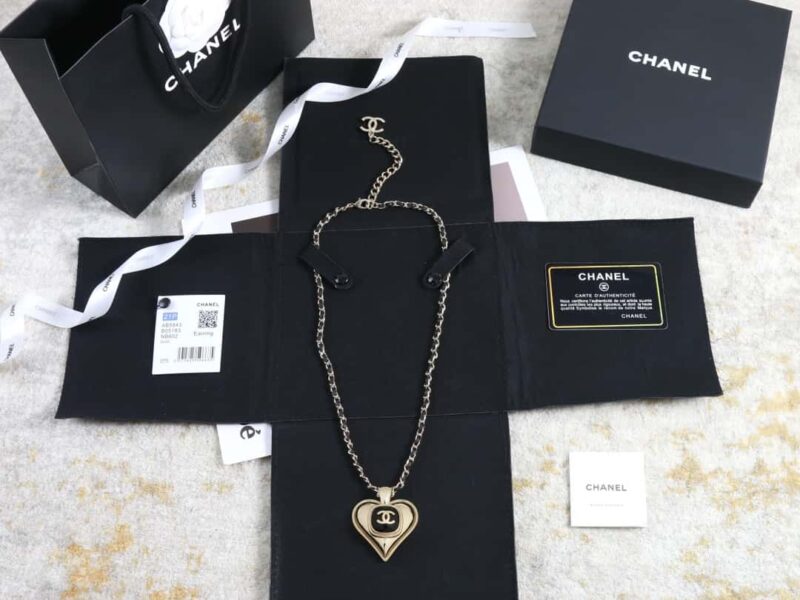 CHANEL香奈儿双c桃心黑皮绳项链 - Image 3