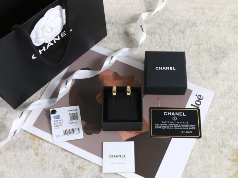 ☑️ 香奈儿中古系列金色双c半圆耳环耳钉 - Image 3