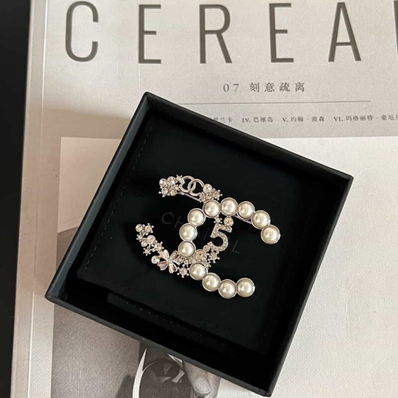 ☑️CHANEL香奈儿双c四叶草5字半珍珠胸针 - Image 5
