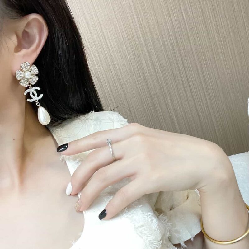 ☑️ 香奈儿c3满钻双c花朵珍珠耳钉耳环 - Image 7