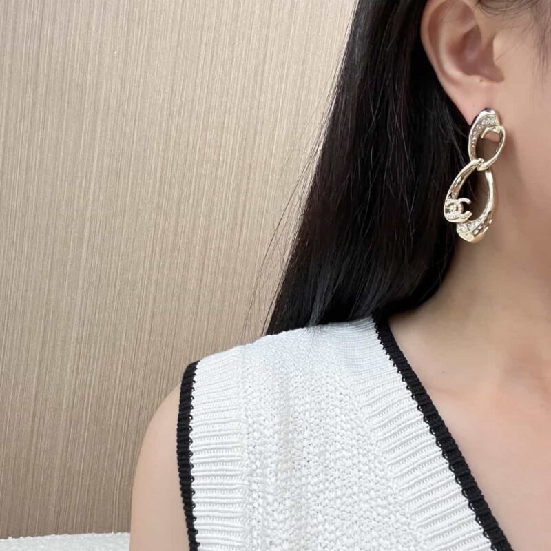 ☑️ 香奈儿c2双c椭圆镂空耳钉耳环 - Image 4