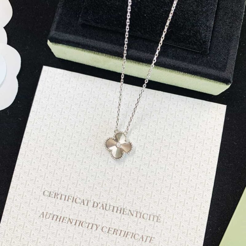 Van Cleef &Arpels 梵克雅宝圣诞限量四叶草项链 - Image 3