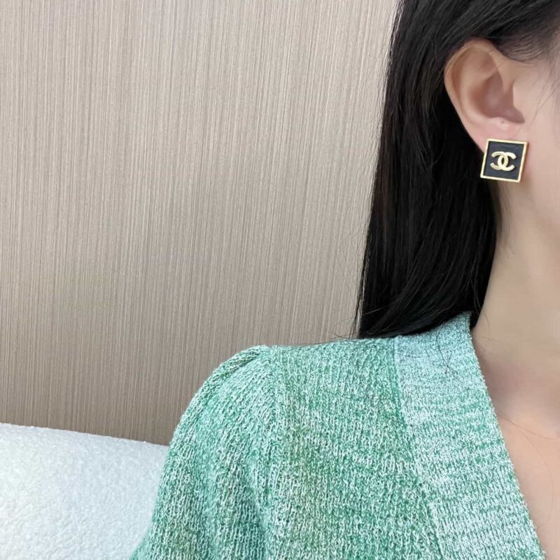 ☑️ 香奈儿c1双c方形黑皮耳环耳钉 - Image 5
